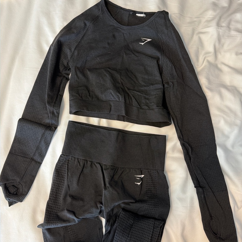 Black gymshark Cropped Top and Leggings Set